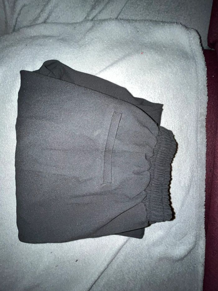 Pantalon noire - photo numéro 3