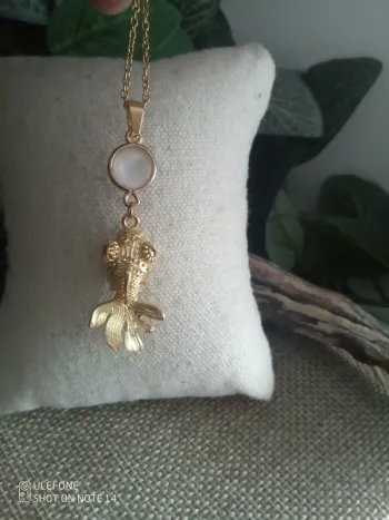 Collier poisson doré et connecteur en nacre naturelle