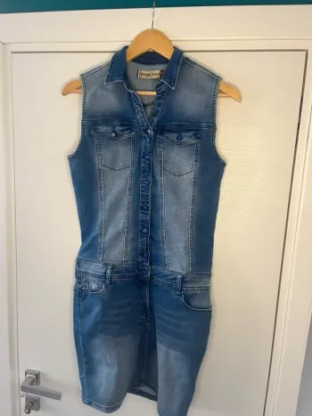 🔹 Robe en Jean Sans Manches – Kaporal 🔹