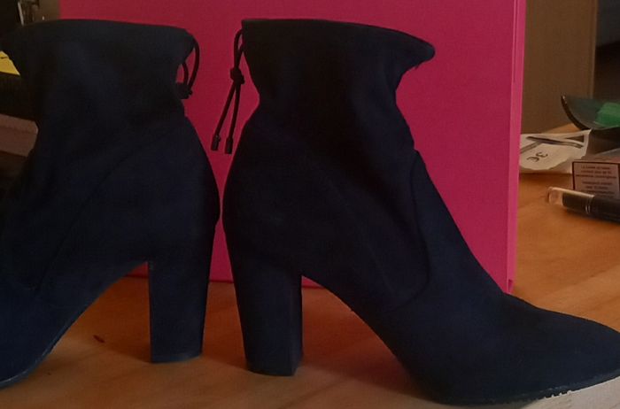 Vends bottines à talons bleu marine très élégantes - photo numéro 2