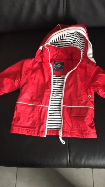 Manteau rouge.
