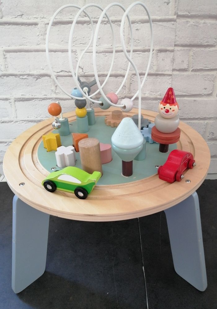 Table d activités avec circuit janod