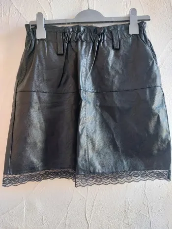 Jupe en similicuir noir avec dentelle