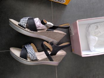 Sandales neuves taille 40