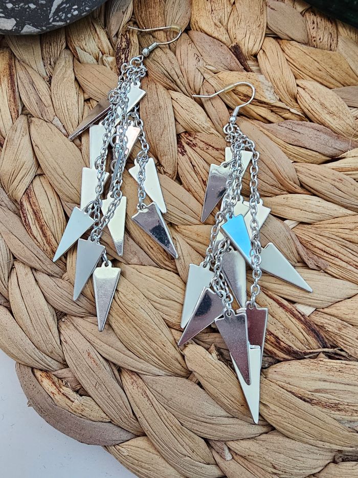 Jolie paire de boucles d'oreilles fantaisie argentées - photo numéro 2