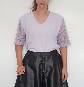 Haut lila manches courtes résilles grande taille