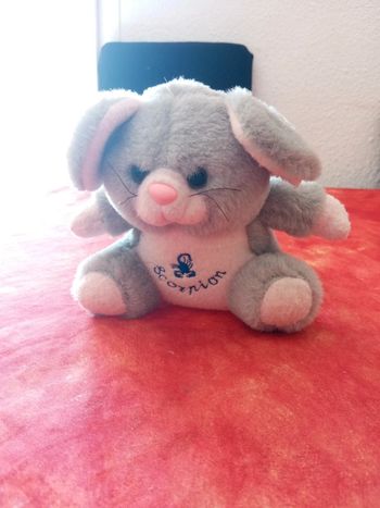 Souris grise avec scorpion brodé