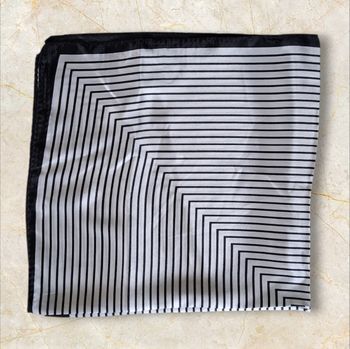 Foulard carre satiné noir et blanc a rayures