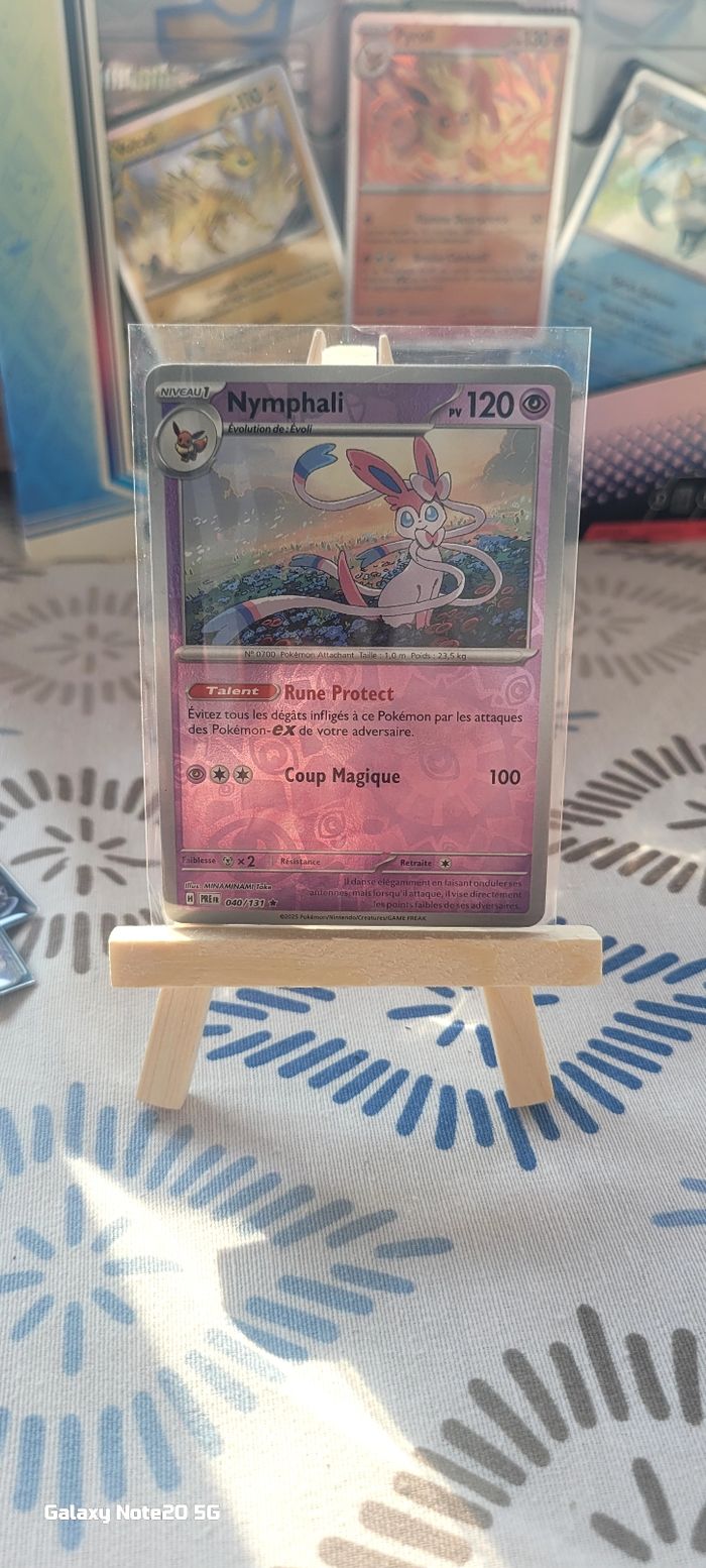 Carte Pokémon Holo Nymphali – Évolutions Prismatiques (PRE 040/131) – État Near Mint – Cadeau Inclus 🎁