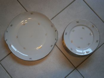 Ensemble à desserts en porcelaine blanche et dorée