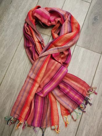 Echarpe rose orangée à rayures et à franges