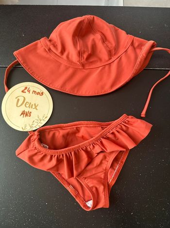 Maillot de bain et chapeau 24 mois