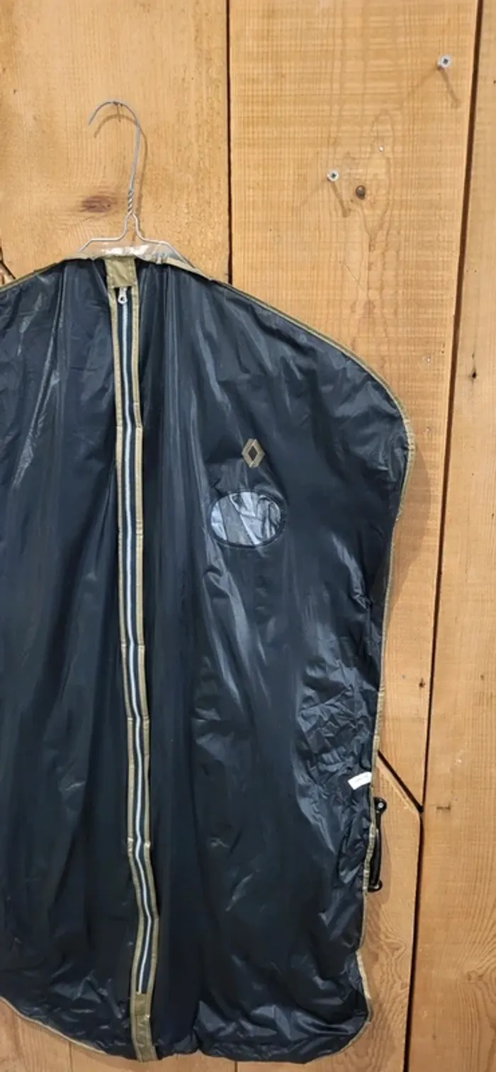 Housse de costume -  noir – légère et pratique - Très bon état - photo numéro 3