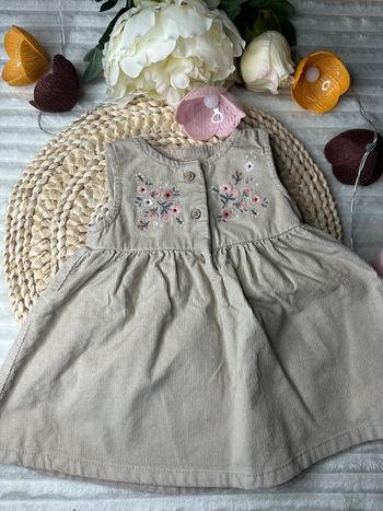 Robe 3-6 mois C&A en velours beige avec des fleurs brodés 