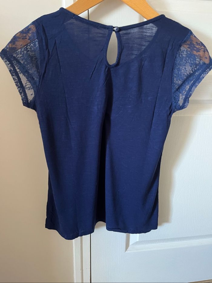 Teeshirt bleu, dentelle, bijoux camaïeu taille 1 - photo numéro 3
