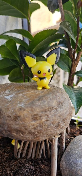 Super figurine Pokemon Nintendo pitchu effet brillant 