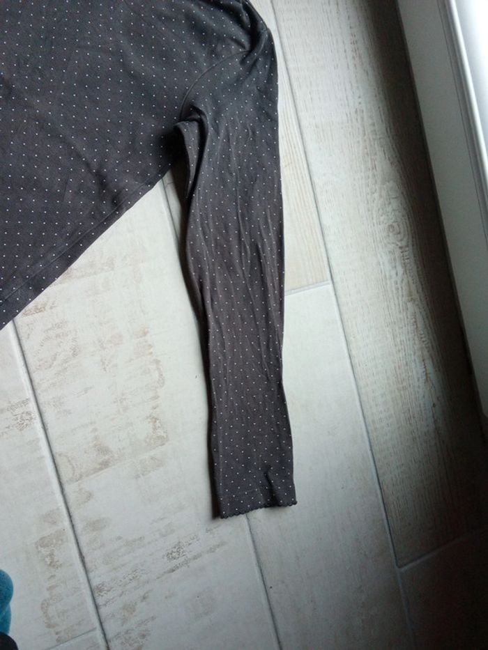 T-shirt gris à point blanc H&M 6 8 ans - photo numéro 3