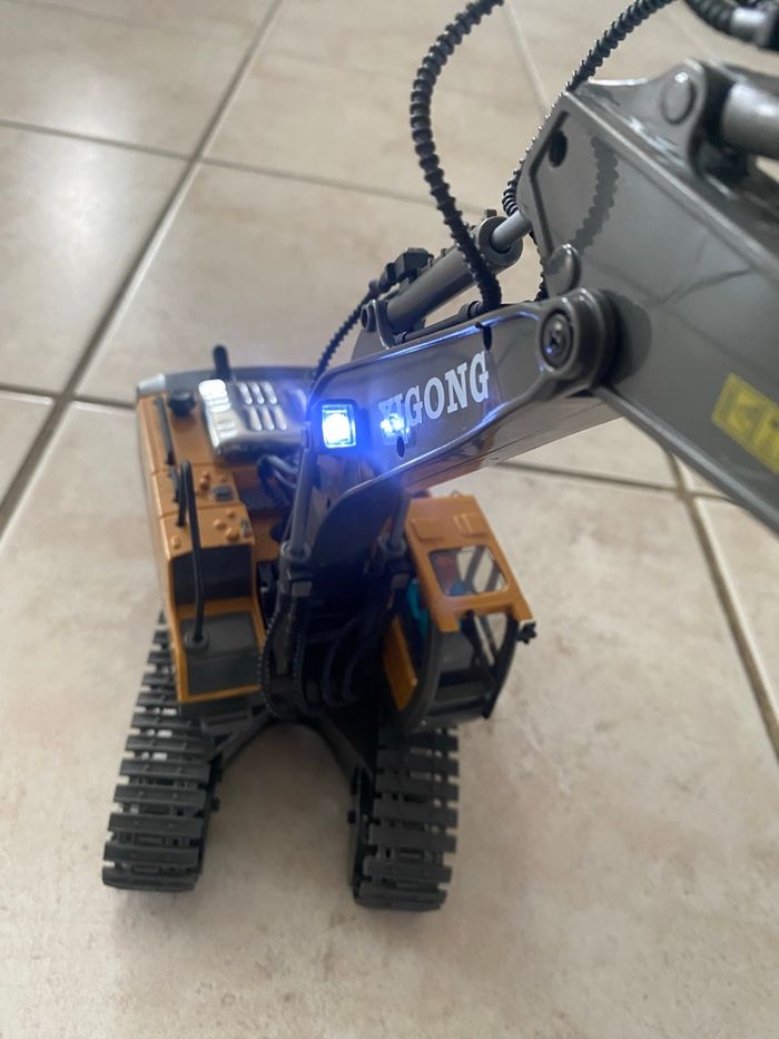 Pelleteuse telecommande avance recule tourne pivote bras articulé - photo numéro 2