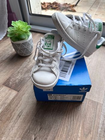 - Baskets Stan Smith - Pointure 28 - Très bon état, légère éraflure visible sur les photos