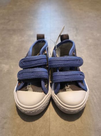 Chaussures taille 19 neuves avec étiquette.