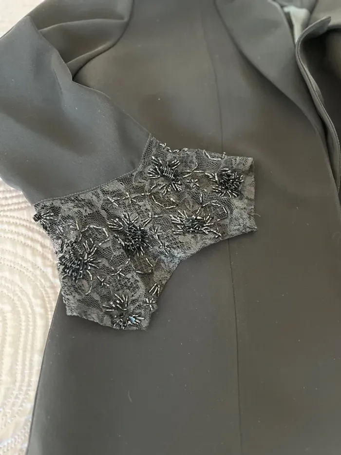 Veste de soirée en dentelle perlée bas des manches - photo numéro 5