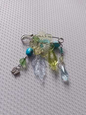 Broche épingle breloques