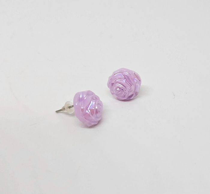 Paire de boucles d'oreilles.
Neuve.
Fleur violette claire