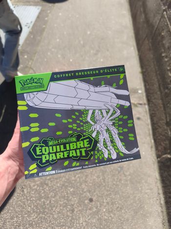 ETB coffret dresseur d'élite ME3 mega évolution équilibre parfait scellé