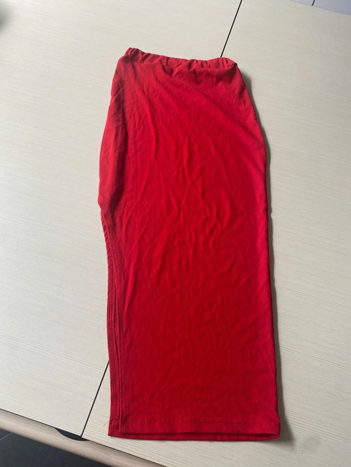 Longue jupe rouge ouverture sur le coter
