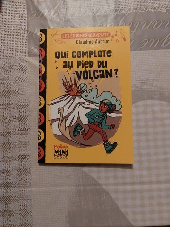 Livre Qui complote au pied du volcan polar