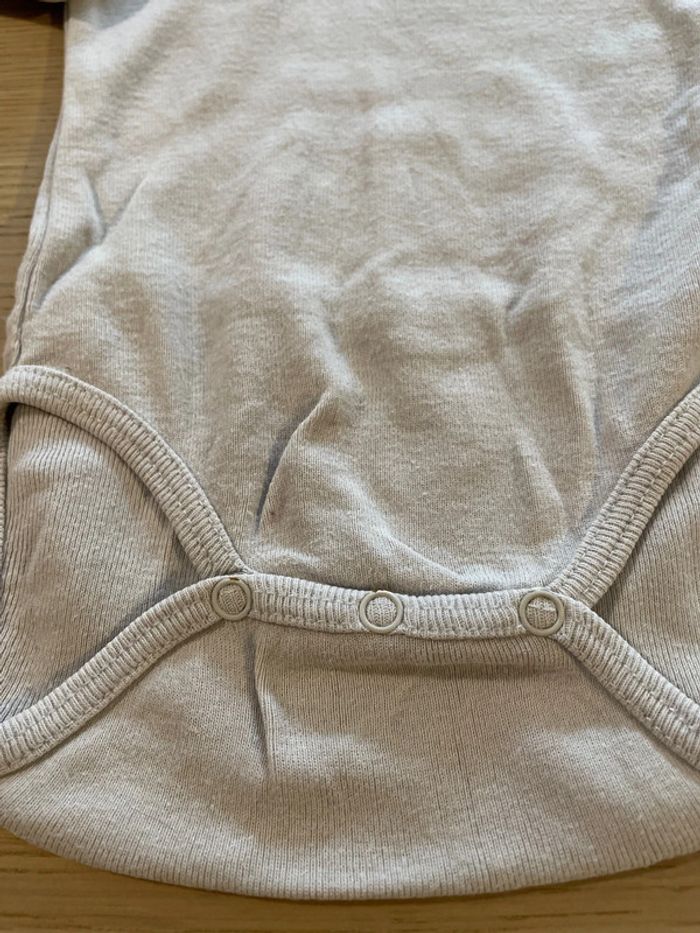 Bodie gris manches longues et col dpam 1 mois - photo numéro 2