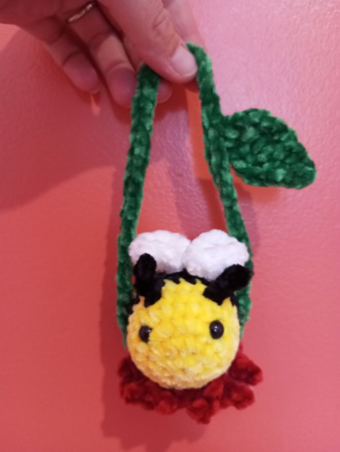 Petite abeille à suspendre au crochet