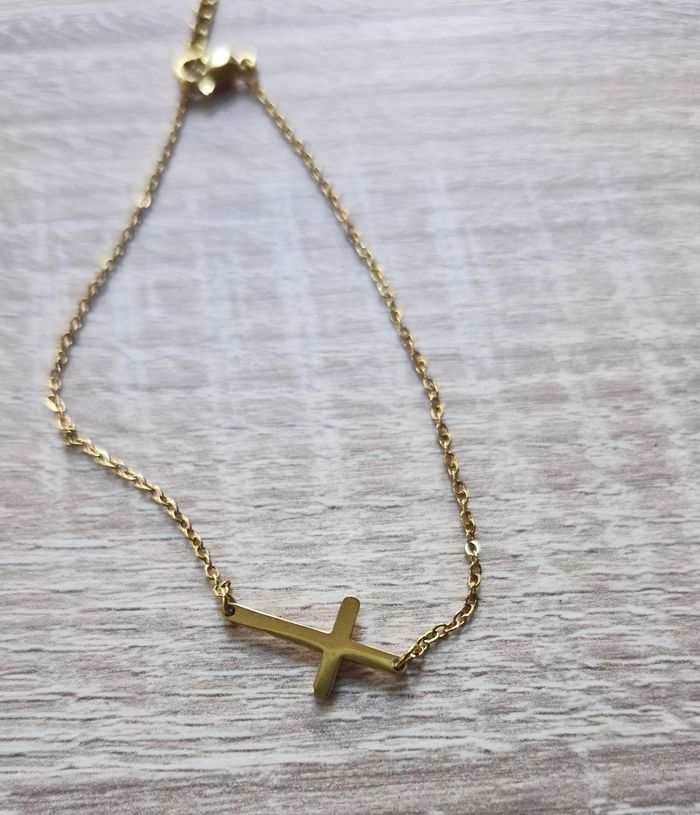 Bracelet fantaisie doré avec petite croix - photo numéro 3