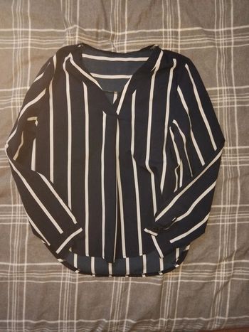 Haut bleu marine et blanc à rayure col v