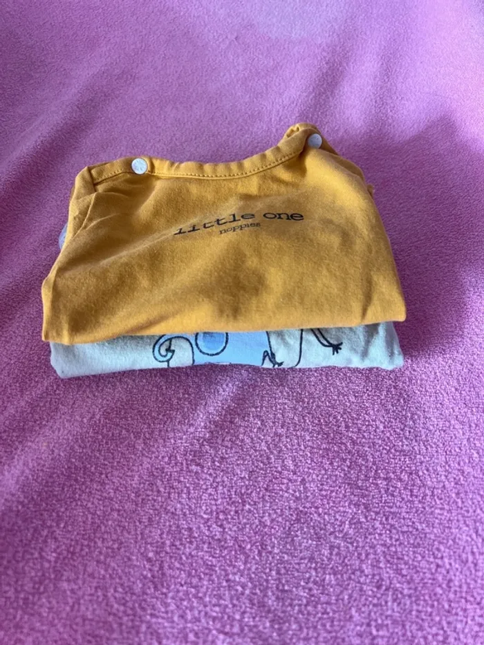 Lot de 2 tshirts à longues manches taille 1 mois
