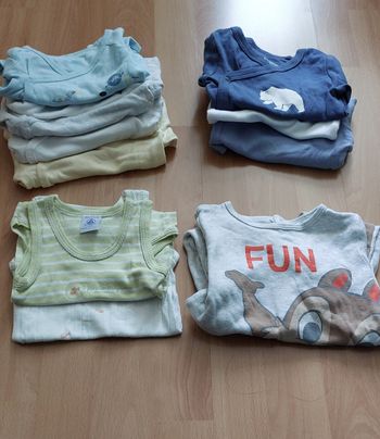 Lot de.bodies et pyjama pour bébé 
