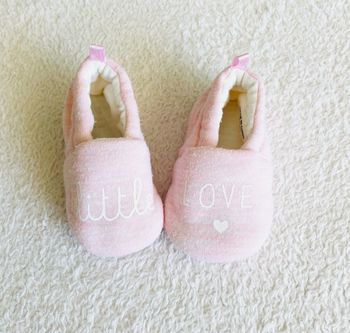 petit chaussons rose avec inscription Little love « Kiabi »