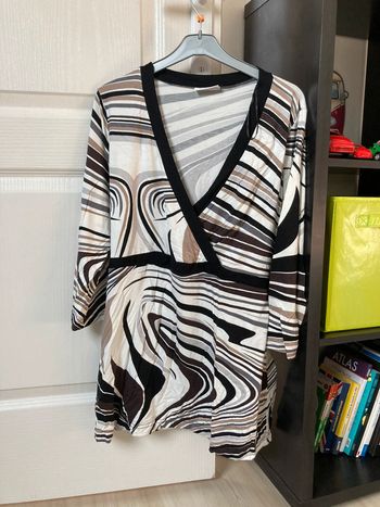 Tunique à motifs beiges effet croisé avec ceinture