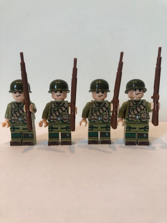 Figurine type lego 4 GI américains 2ème guerre mondiale. Soldats