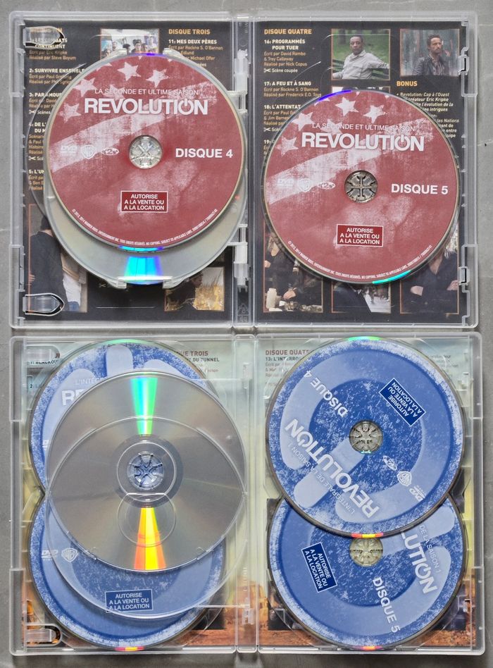 Revolution Saison 1 et 2 (Version Française) d'occasion en très bon état - photo numéro 4