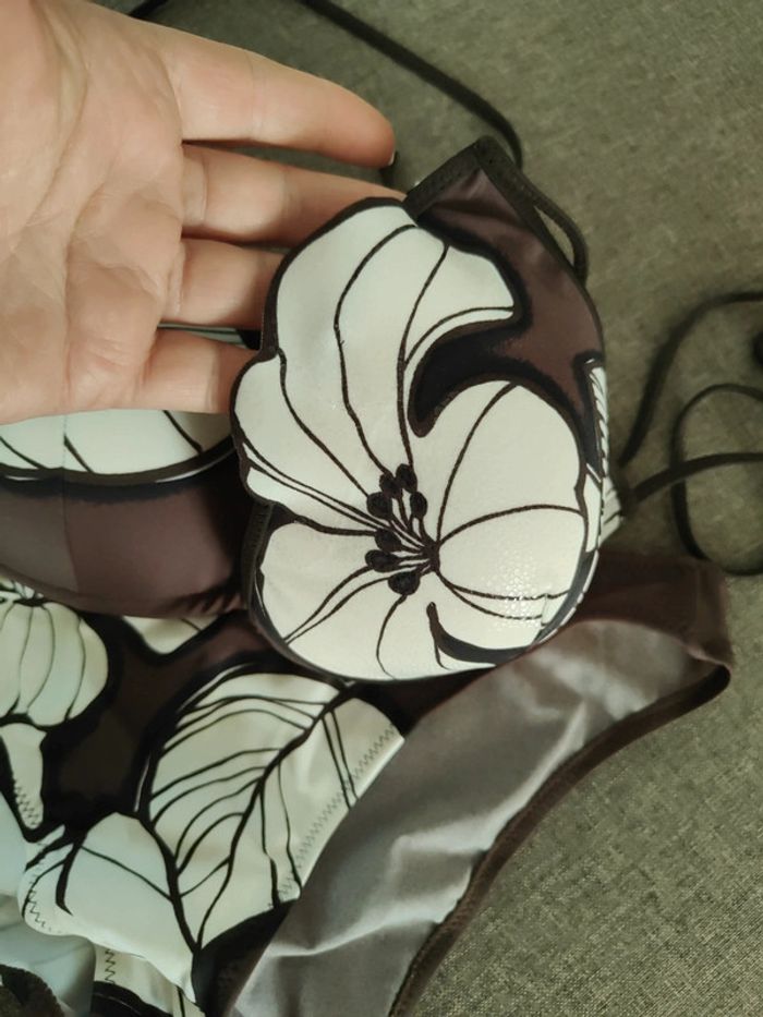 Maillot red point marron fleurs blanches - photo numéro 4