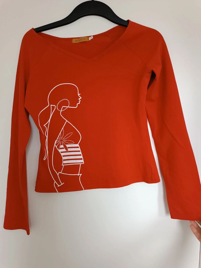 T-shirt manches longues - rouge asymétrique logo femme - taille M - neuf sans étiquette - photo numéro 3