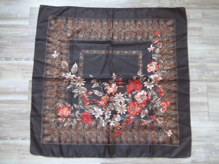 Carré marron fleuri