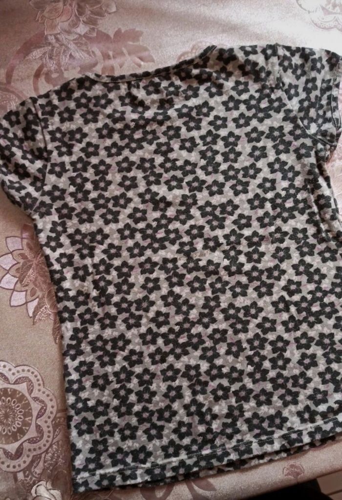 T shirt a fleurs 6 ans - photo numéro 2