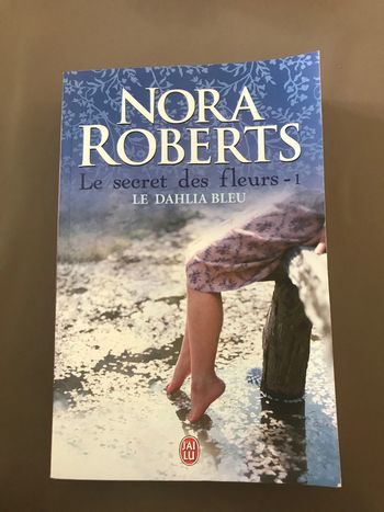 Livre Le dahlia bleu