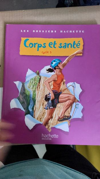 Lot de 2 dossiers hachette"corps et santé" et "eau"