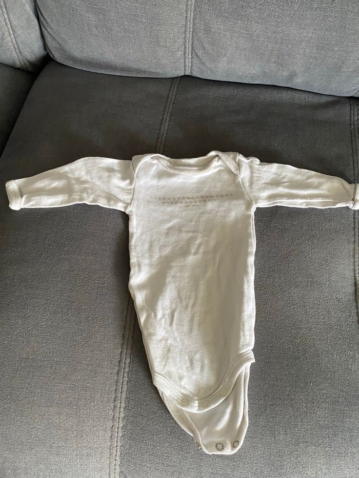 Lot de bodies 2 de 3mois et 2de 1 mois - photo numéro 5