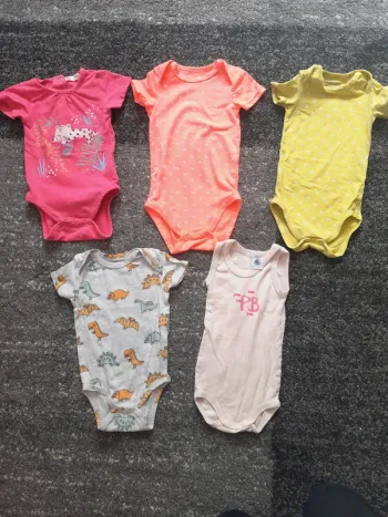 Lot 5 bodies 6 mois