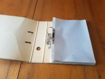 1 gros classeur et + de 50 pochettes transparentes