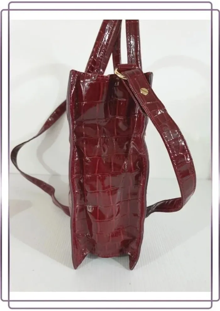 Sac à main et bandoulière bordeaux blugirl, bon état mais quelques petites tâches à l'intérieur - photo numéro 3